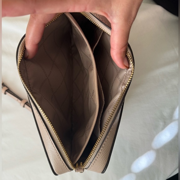 MICHEAL KORS Large Leather Jet Set East West Crossbody, Soft Pink/Gold - Picture 7 of 11